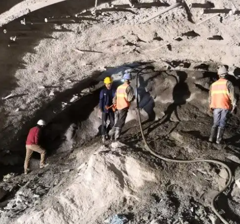 郧阳隧道拱顶带模注浆料，微膨胀注浆料的特点及施工工艺